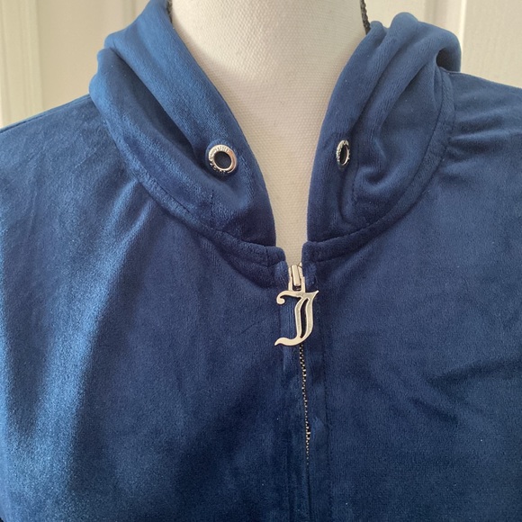 17:01 - Juicy Couture Bling Velour Hoodie - Picture 8 of 13